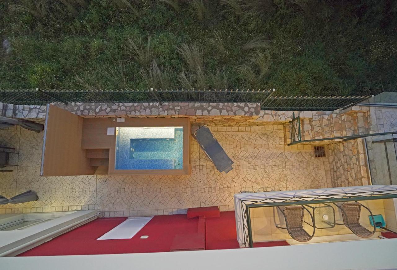 Semiramis Suites With Pool カラマタ エクステリア 写真