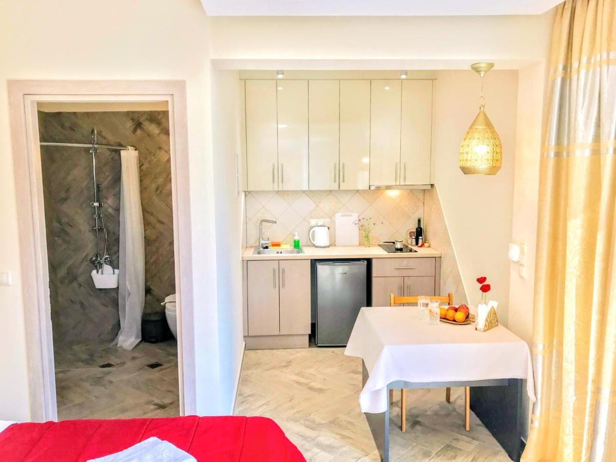 Semiramis Suites With Pool カラマタ エクステリア 写真